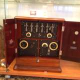 Un apparecchio radiofonico prodotto dalle officine Marconi di Genova nel 1920, funzionante su onde medie e lunghe
